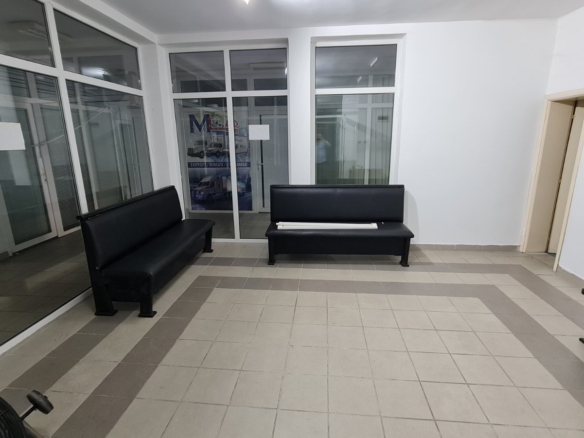 LOKAL U CENTRU