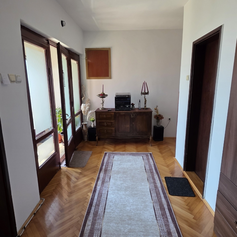2-etažna kuća na prodaju