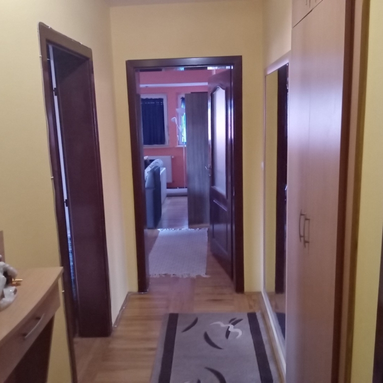 Trosoban stan na prodaju Majke Jugovića